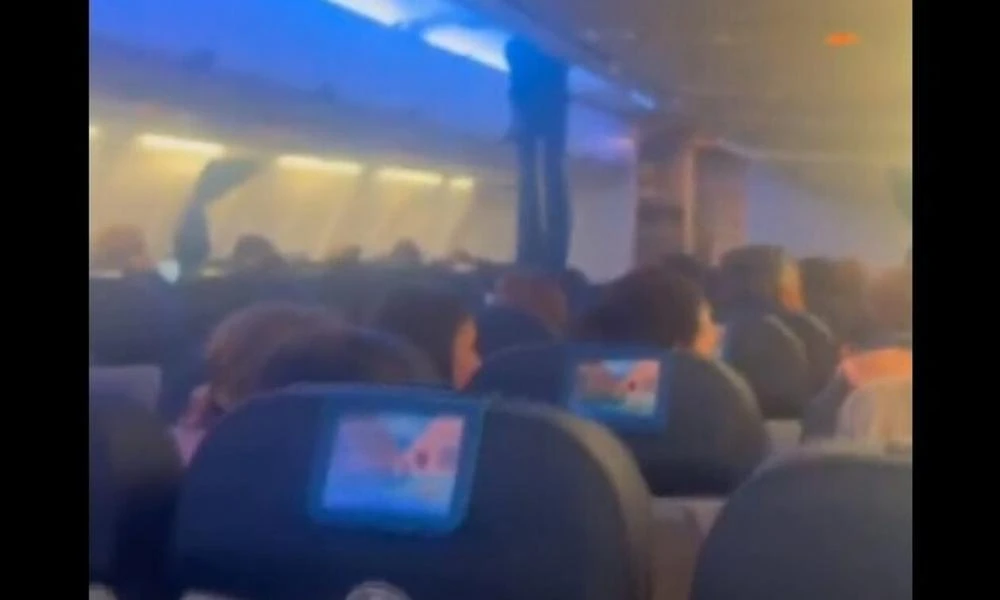 Σε... ταινία τρόμου μετατράπηκε πτήση: Επιβάτες ούρλιαζαν και έκλαιγαν - Τι συνέβη (βίντεο)